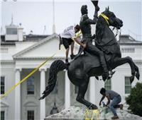 تصاعد الاضطرابات حول البيت الأبيض ومحاولة إزالة تمثال أندرو جاكسون