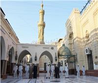 صور| حملة تعقيم وتطهير في مسجد السيدة نفسية قبل فتح أبوابه