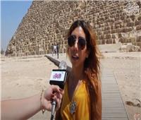 سائحة لكل العالم من الأهرامات: «مصر بلد أمن وأمان لا يفوتكم زيارتها»  |فيديو 