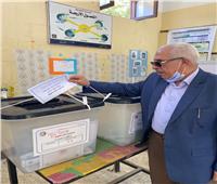 مرشح بالقائمة الوطنية من أجل مصر يدلي بصوته في انتخابات الشيوخ بأسيوط