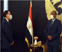 مدبولي ينقل تحيات الرئيس السيسي لرئيس مجلس السيادة السوداني