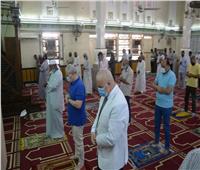 محافظ الأقصر يؤدى صلاة الجمعة بمسجد السيد احمد النجم