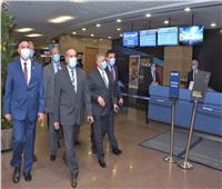 وزير الطيران يتفقد مطار القاهرة في أول يوم تطبيق شهادة الPCR