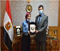 وزير الشباب يكرم الطالبة نورهان عبد الحميد العاملة في شركة نظافة لتفوقها في الثانوية الأزهرية