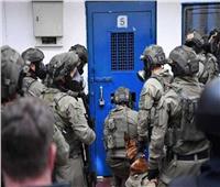 بعد وفاة أسير بالسجن.. قوات الاحتلال تقتحم سجن «عوفر» 