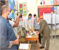 رئيس جامعة أسيوط ونائبه يدليان بصوتهما في جولة إعادة انتخابات مجلس الشيوخ 