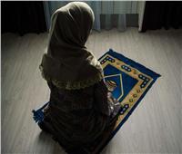 «الأزهر للفتوى» يوضح 6 أحكام شرعية لصلاة المرأة في الأماكن العامة 