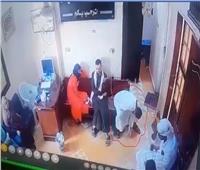 فيديو| «موت الفجأة».. رافق زوجته المريضة للطبيب فخرج محمولاً على الأعناق