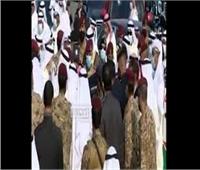 فيديو| لحظات مؤثرة.. أمير الكويت الجديد يقبل جثمان الشيخ صباح الأحمد