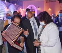 صور| وزيرة الثقافة تسلم شهادات تخريج الدفعة الأولى لمبادرة «صنايعية مصر»