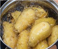 خطأ «فادح» عند سلق البطاطس يفقدها القيمة الغذائية
