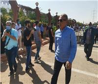 بالصور| وصول محمود حميدة إلى مسجد الشرطة لتشيع جثمان محمود ياسين  