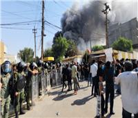 عناصر من الحشد الشعبي يحرقون مقر حزب كردي ببغداد