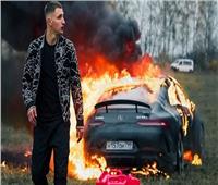 بالفيديو| مدون روسي يحرق سيارة مرسيدس بقيمة 170 ألف دولار
