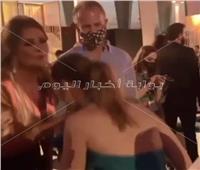 فيديو وصور | أول تعليق لـ«منة شلبي» على تقبيلها يد يسرا
