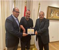 اللجنة الأولمبية تكرم خالد شلبي «أول مصري يعبر بحر المانش بذراع واحدة»