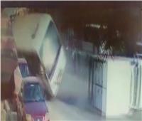 الإبراشى يعرض فيديو لحادث أتوبيس مدينة نصر يظهر إنقاذ تلميذين من الموت