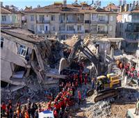 عمال الإنقاذ يبحثون عن ناجين من زلزال تركيا وعدد الوفيات يصل إلى 27