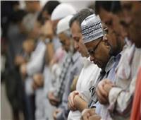 «الدين بيقول إيه؟» | هل يجوز أداء الصلاة الحاضرة مع الإمام قبل الفائتة؟