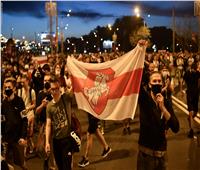 عشرات الآلاف يحتجون في بيلاروسيا متحدين طلقات الشرطة التحذيرية
