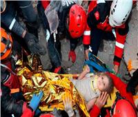 صور | إنقاذ طفلة مكثت تحت الأنقاض 91 ساعة بعد زلزال إزمير بتركيا