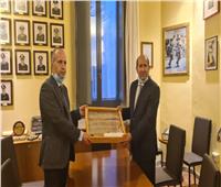 السفير المصري في روما يسترد قطعة أثرية مهربة إلى إيطاليا