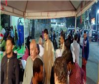 صور | رغم الأمطار.. طوابير الناخبين أمام لجنة معهد الصحافة ببولاق .. فيديو