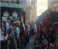 صور| أهالي شارع عمر بن الخطاب بالإسكندرية يعانون من الباعة الجائلين 