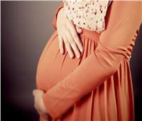 هل يمكن اختفاء الجنين من داخل البطن الأم؟ استشاري أمراض النساء يجيب