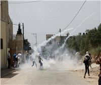 إصابة عشرات الفلسطينيين بالرصاص المعدني والاختناق بالضفة الغربية والخليل