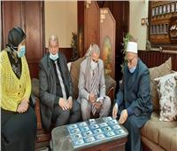 وزير الأوقاف يهدي مجموعة كتب دينية لمدارس 4 مديريات التعليمية 