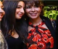 منى زكي وابنتها تشاركان في حملة ضد التنمر الإلكتروني