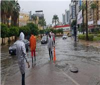 فرق الإنقاذ السريع للهلال الأحمر تشارك في سحب مياه الأمطار بالإسكندرية