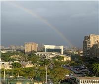 شاهد| قوس قزح يزين سماء القاهرة الكبرى بعد سقوط الأمطار 