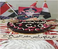 مواطن يحتفل بعيد ميلاد الرئيس السيسي بـ«تورتة عليها علم مصر»| صور