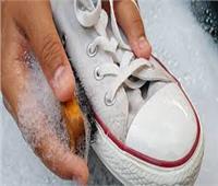 بعد الأمطار.. طريقة سحرية لتنظيف الحذاء الأبيض