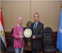محافظ الإسكندرية يكرم الفائزة بجائزة التميز الحكومي العربي   