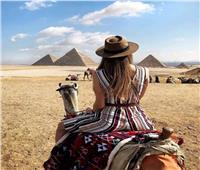 على غرار فتاة سقارة.. سياح يتصورون أمام المزارات الأثرية المصرية