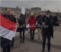 تسلم الأيادي من أمام «قصر انفاليد» بباريس.. صور وفيديو