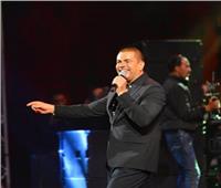 عمرو دياب يغني «أماكن السهر» بقصر عابدين.. فيديو