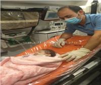بعد توجيه الرئيس بعلاجها.. أول صورة لنقل الطفلة «ميرا» لمعهد ناصر