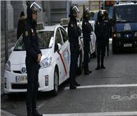 الشرطة الإسبانية تعتقل رجلين يبيعان المخدرات لتمويل حرب عرقية