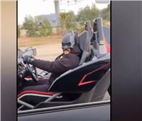 «باتمان المصري» يقود سيارة خارقة ويعمل على مساعدة الناس | فيديو 