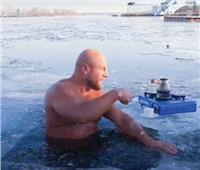 «سيرجى» الروسى يسبح فى الماء المثلج 
