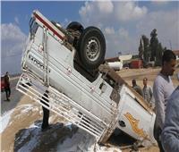 إصابة 22 عاملاً وعاملة في انقلاب سيارة ربع نقل على صحراوي بني سويف