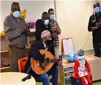 «أبناء منيب» يدخلون البهجة إلى أطفال مستشفى سرطان الصعيد