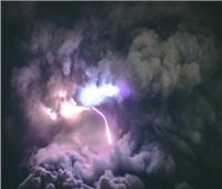 «لقطة مذهلة».. سحابة بركانية تختلط مع عاصفة رعدية | صور