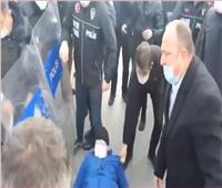 شاهد| اعتداء وحشي من الشرطة التركية على برلماني «قعيد».. فيديو