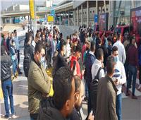العشرات ينتظرون وصول بيج رامي بمطار القاهرة الدولي |صور
