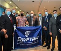 لحظة وصول بيج رامي إلى مطار القاهرة .. صور 